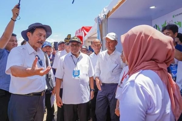 Pj Gubernur NTB saat mendampingi Menkomarves Luhut dan sejumlah menteri lain ke Ekas, Lombok Timur, Kamis (29/2/2024).