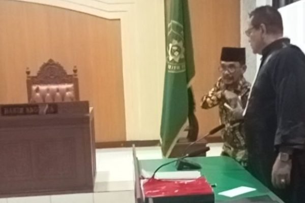 Terdakwa Muhammad Lutfi didampingi Penasihat Hukumnya Abdul Hanan saat menjalani sidang di Pengadilan Tipikor Mataram, Jumat (8/3).