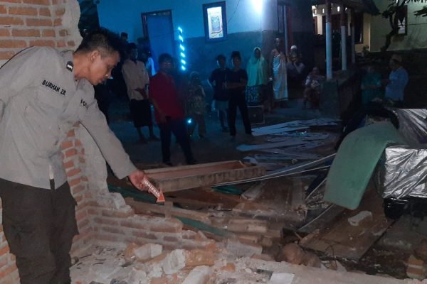 Dua rumah warga di Keruak Lombok Timur dirusak oleh paman karena tak kebagian harta warisan, Minggu malam (24/3/2024).