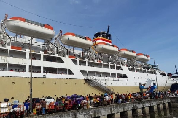 Kapal penumpang di Pelabuhan Bima. Foto: Ist