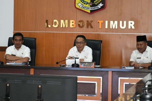 Pj Bupati Lombok Timuir saat mengikuti rakor secara virtual dengan Mendagri, Rabu (27/3/2024).