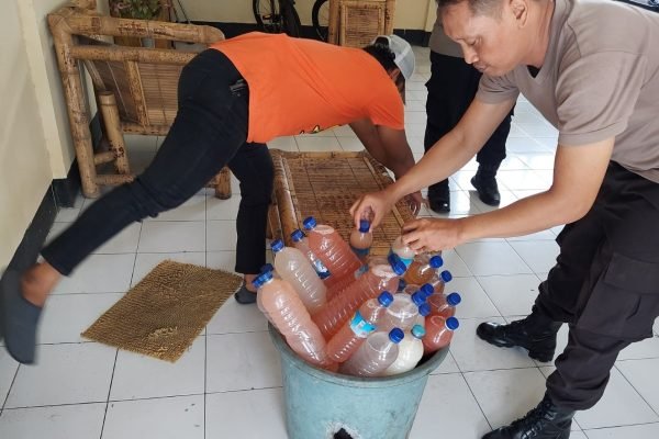 Jelang Lebaran Topat di Mataram, petugas sita puluhan botol tuak di sejumlah kafe, Selasa (16/4/2024).