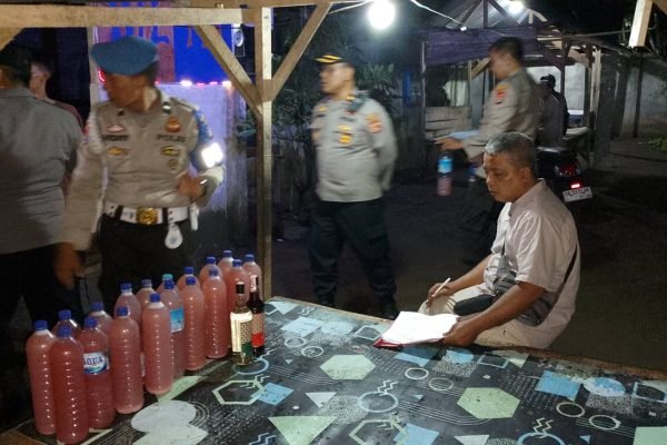 Ratusan botol Miras diamankan di sejumlah kafe jelang Perayaan Lebaran Ketupat atau Lebaran Topat di Narmada, Lombok Barat, Selasa (16/4/2024).