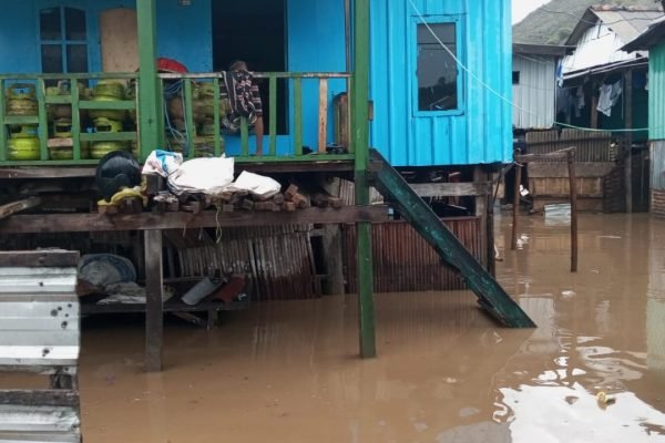 Akibat intensitas hujan lebat pemukiman warga di BTN di Desa Poto Tano Kecamatan Poto Tano Kabupaten Sumbawa Barat terendam banjir, Selasa (16/4/2024).
