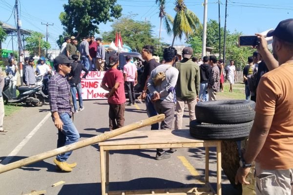Puluhan warga memblokade jalan di Desa Tekasire Kecamatan Manggelewa, Kabupaten Dompu, Rabu (17/4/2024).