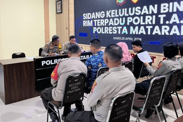 Panitia penerimaan Bintara Polri di Polresta Mataram saat lakukan ferivikasi kelulusan peserta, Kamis (25/4/2024).