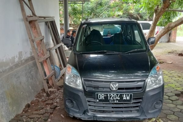 Barang bukti mobil yang digadai terduga pelaku penggelapan inisial IMM, pria 50 tahun asal Cakranegara Kota Mataram, Kamis (25/4/2024).