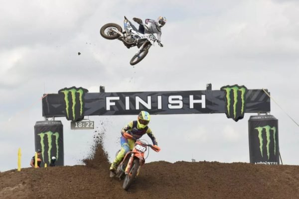 Balapan sesi Time Practice MX2 pada ajang MXGP Lombok 2024 yang berlangsung di Sirkuit Selaparang, Mataram, Sabtu (6/7/2024).