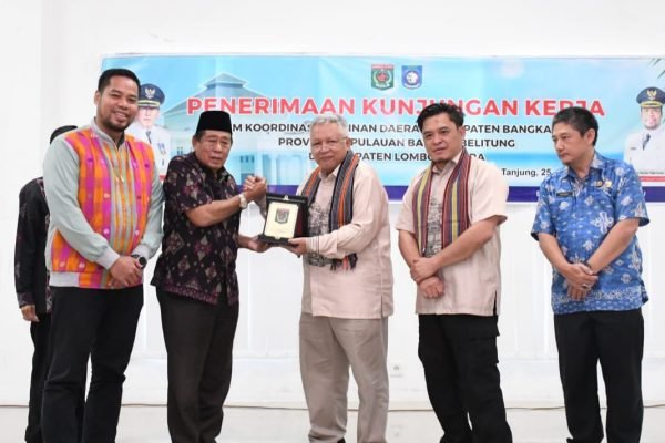 Bupati Lombok Utara bersama Wakil Bupati Lombok Utara saat menerima kunjungan Bupati Bangka Barat bersama anggota Forkopimda Bangka Barat, Kamis (25/07).