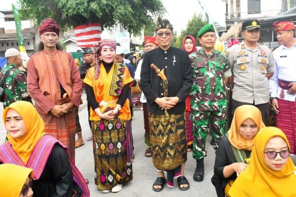 Sesi foto PJ Bupati Lombok Timur, H.M Juani Taofik saat pelaksanaan gawe adat inan dowe, Kamis (25/7/2024).
