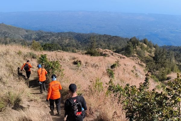 Tim SAR lakukan pencarian WNA Rusia yang hilang di Gunung Rinjani.