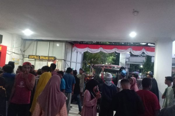 Suasana pengantaran korban tersambar petir di IGD RSUD Dompu, Kamis sore (7/11/2024).