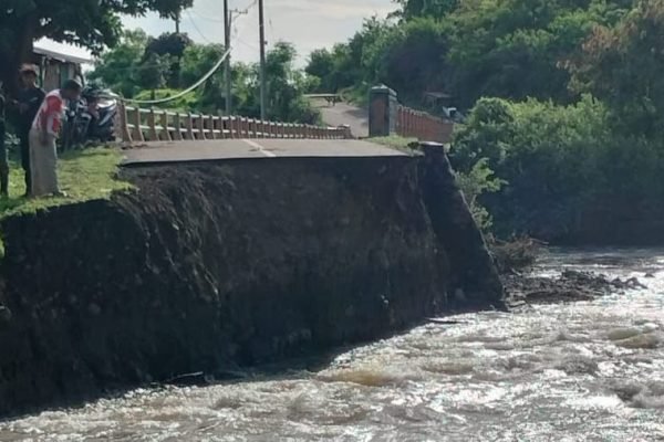 Jembatan putus akibat banjir bandang di Desa Sampungu Kecamatan Soromandi Kabupaten Bima.