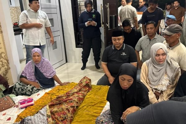 Kapolresta Mataram saat menyambangi rumah duka almarhum Aiptu Kiki Adi Saputro yang meninggal akibat kecelakaan, Kamis (3/1/2025).