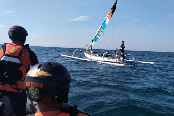 Tim SAR lakukan pencarian warga terseret ombak di Pantai Mangsit Lombok Barat.