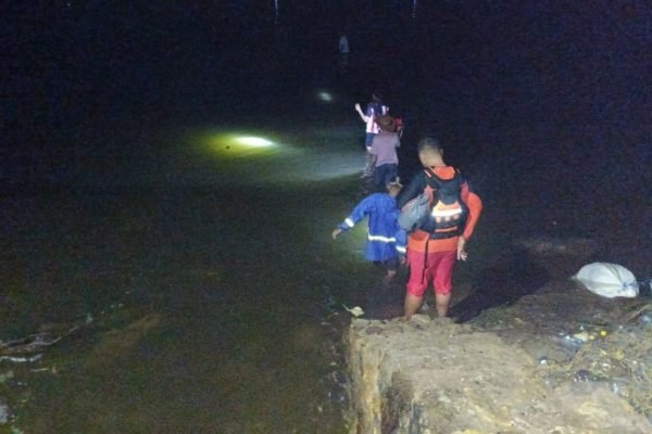 Tim SAR saat lakukan pencarian nelayan hilang di Pantai Kalaki, Bima.