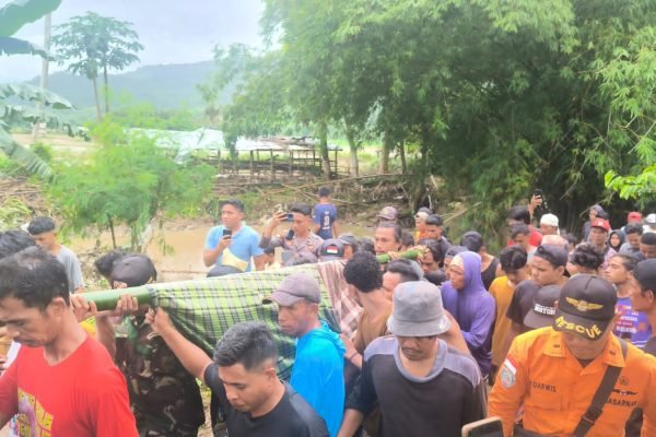 Tim SAR bersama warga evakuasi jasad petani terseret banjir di Desa Lepadi, Kabupaten Dompu.