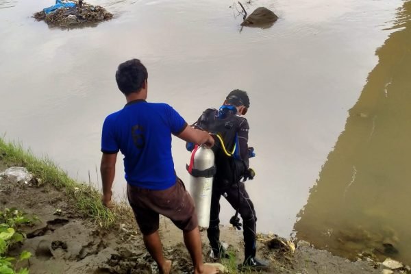 Tim SAR lakukan pencarian korban hanyut di sungai Samapuin, Sumbawa, Rabu (22/1/2025).