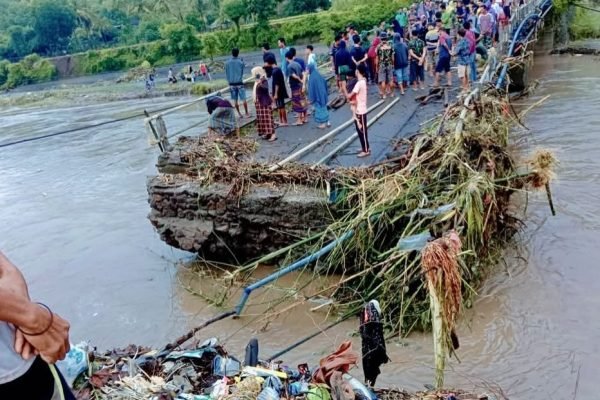 Salah satu jembatan di Kecamatan Wera Kabupaten Bima Putus diterjang banjir bandang, Minggu malam (2/2/2025)