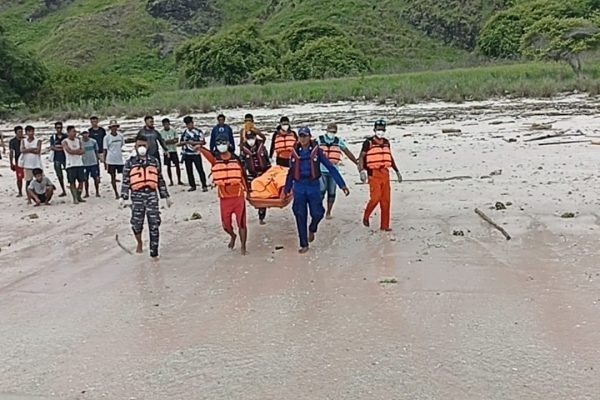 Tim SAR saat evakuasi jasad Juliani, korban banjir asal Bima yang ditemukan di Pulau Padar NTT.