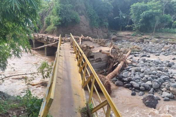 Jembatan penghubung antara Desa Gumantar dan Desa Selengen di Lombok Utara terputus diterjang derasnya banjir.