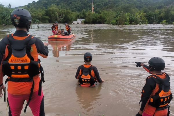 Tim SAR saat evakuasi korban banjir di Labuapi Lombok Barat.