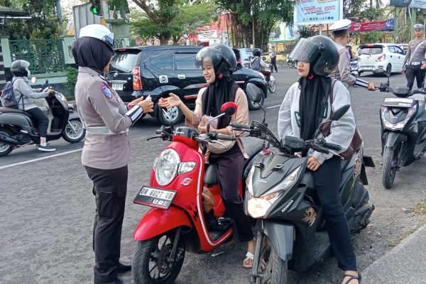 Anggota Polres Lombok Tengah saat lakukan razia kendaraan.