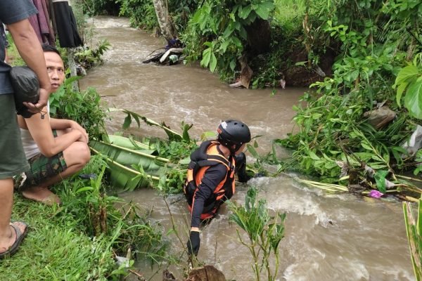 Tim SAR saat lakukan pencarian seorang remaja hilang terseret banjir di Desa Pringgarata, Kecamatan Pringgarata, Kabupaten Lombok Tengah, Senin (10/2/2025)