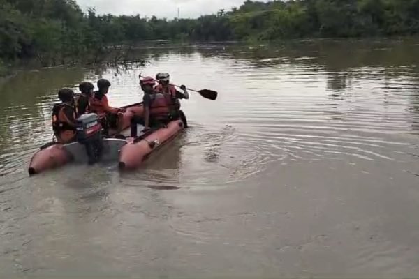 Tim SAR lakukan pencarian balita terseret arus banjir di Dusun Esok, Desa Batu Putek, Kecamatan Keruak, Kabupaten Lombok Timur, Senin (10/2/2025).