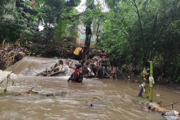 Tim SAR saat lakukan pencarian pelajar terseret banjir di Dusun Pringgarata Barat, Desa Pringgarata, Kecamatan Pringgarata, Kabupaten Lombok Tengah.