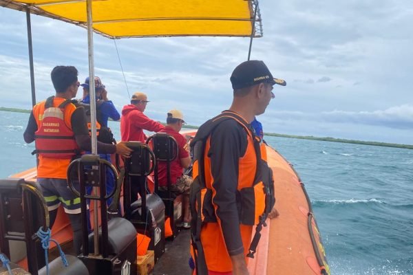 Tim SAR lakukan pencarian Laode Sanusi (60), nelayan asal Dusun Bajo Desa Labuan Mapin Kecamatan Alas Barat Kabupaten Sumbawa dilaporkan hilang saat melaut.