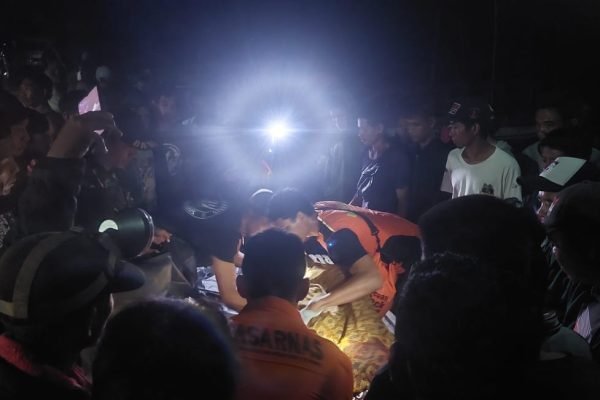 Tim SAR gabungan saat evakuasi jasad Rendy, warga Kecamatan Maronge yang dilaporkan tenggelam saat mencari ikan di muara Sungai Desa Brang Kolong, Kecamatan Plampang, Kabupaten Sumbawa, ditemukan pada Selasa (8/4/2025) malam.