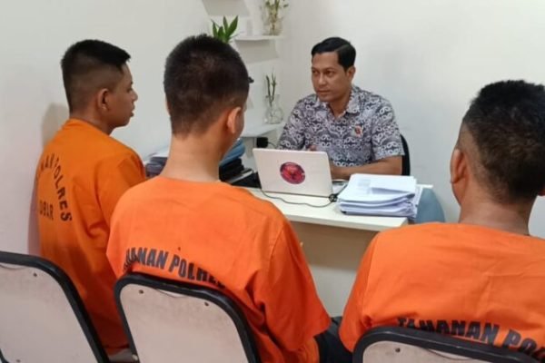 Ketiga Pelaku saat dimintai keterangan oleh Satresnarkoba Polres Lobar. (Poto kicnews.today/Ist)
