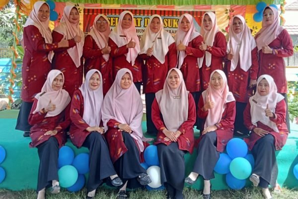 Foto bersama guru TK Negeri Pembina Lambu Kabupaten Bima.