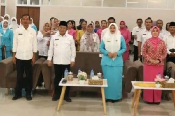Foto Bupati Lombok Utara bersama sejumlah anggota pengurus GOW KLU usai pengukuhan. (Foto. kicknews.today/Ist)