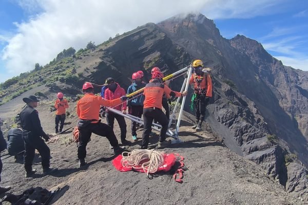 Tim SAR saat evakuasi WNA Brazil di Gunung Rinjani.