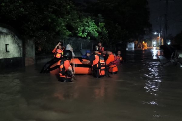 Tim SAR evakuasi korban banjir di Kota Mataram.