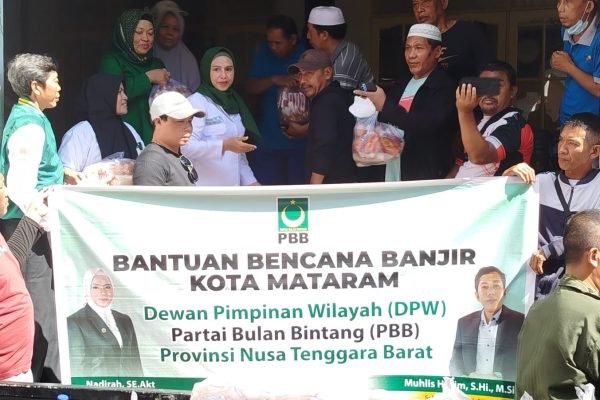 Ketua DPW PBB NTB Nadirah Al-Habsyi SE Akt bersama pengurus menyalurkan bantuan sembako pada korban banjir Mataram.