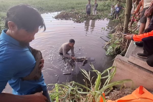Petugas evakuasi mayat tanpa identitas di sungai di Praya Lombok Tengah.