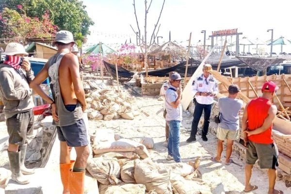 Satpol PP Lombok Utara saat melakukan penertiban di Sempadan Pantai di Gili Trawangan. (kicknews.today/Ist)