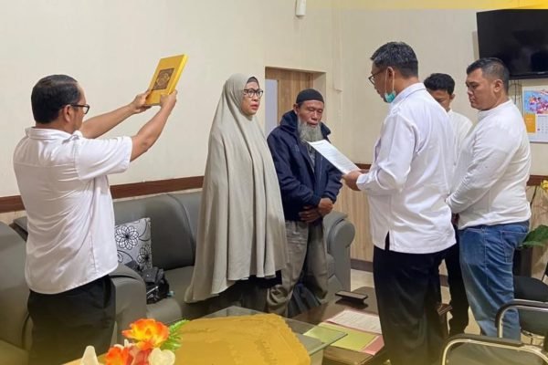 Kepala Kantor Pertanahan Kabupaten Bima lakukan pengambilan sumpah sertifikat hilang pada pemohon.