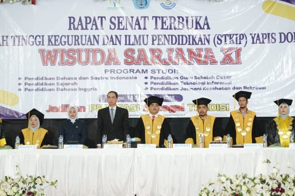 Kegiatan wisuda STKIP Yapis Dompu di gedung Samakai Dompu.