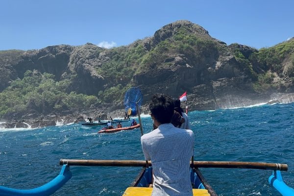 Tim SAR gabungan saat lakukan pencarian korban hilang di perairan Sekotong Lombok Barat.