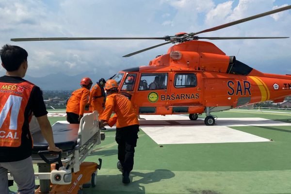 Helikopter Basarnas evakuasi pembalap usai alami kecelakaan di Sirkuit Mandalika.