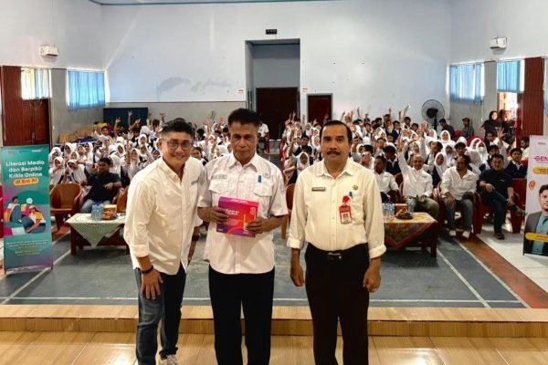 Indosat menggelar Workshop Literasi Digital di SMA Negeri 4 Kota Bima, Rabu (15/10/2025). Selama workshop, peserta mendapatkan dua materi seputar pemanfaatan teknologi digital, yaitu Literasi Media dan Berpikir Kritis Online serta Melawan Misinformasi dan Hoaks di Era AI.