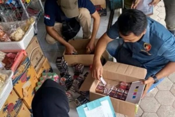 Tim Satgas DBHCHT saat menyita rokok ilegal di salah satu toko di wilayah Tanjung. (Foto. kicknews.today/Ist)