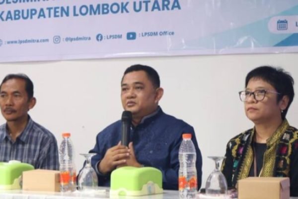 Wakil Bupati Lombok Utara saat mengukuhkan 25 anggota Komite Pemantau dan Diseminasi Pemantauan PKH Lombok Utara. (Foto. kicknews.today/Ist)