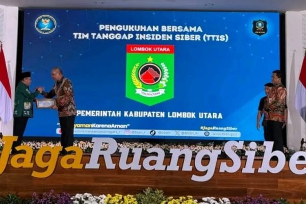 WhatsApp-Image-2025-10-27-at-17.01.52 Bupati Lombok Utara, Najmul Akhyar saat menerima pengukuhan TTIS KLU oleh BSSN. (Foto. kicknews.today/Ist)