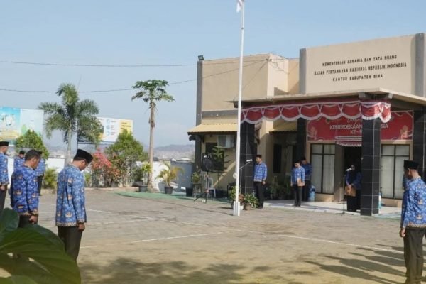 WhatsApp Image 2025-10-29 at 20.51.01 Kegiatan upacara Hari Sumpah Pemuda ke-97 di Kantor Pertanahan Kabupaten Bima.