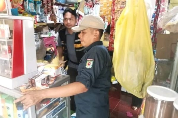 Satgas DBHCHT saat melakukan Razia rokok ilegal di salah satu pedagang di Desa Gili Indah (Foto. kicknews.today/Ist)
